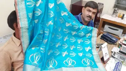काशी के कारोबारी ने विश्व कप की थीम पर तैयार की खास साड़ी