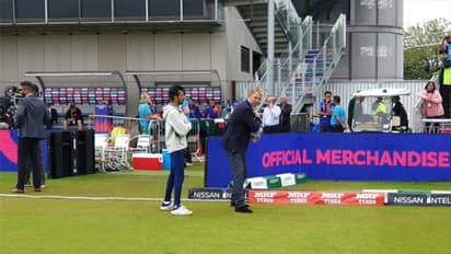 ప్రపంచ కప్ సెమీఫైనల్: భారత యువ బౌలర్ కు ఆసిస్ దిగ్గజం పాఠాలు