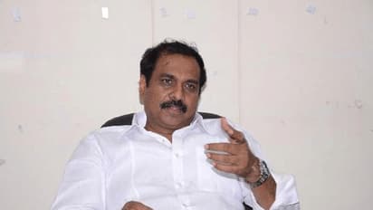 మంత్రి కన్నబాబుకు ఇసుక సెగ: ఇంటి ముట్టడికి యత్నం, అరెస్ట్