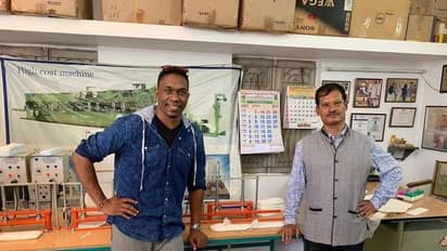 பெண்களை மதிக்கும் கிரிக்கெட் வீரர் டிவைன் பிராவோ ! தன் நாட்டு பெண்களுக்காக அவர் செய்த காரியத்தைப் பாருங்க !!