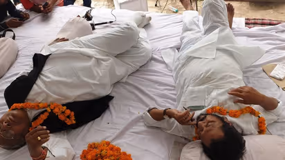 పంజగుట్టలో అంబేద్కర్ విగ్రహం: ఢిల్లీలో వీహెచ్, హర్షకుమార్ ధర్నా