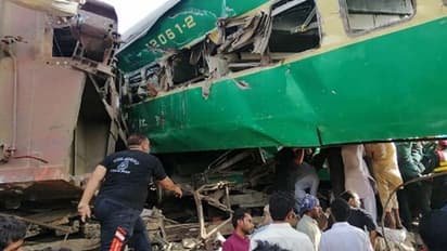 గూడ్స్ను ఢీకొన్న ఎక్స్ప్రెస్ రైలు, 10 మంది దుర్మరణం