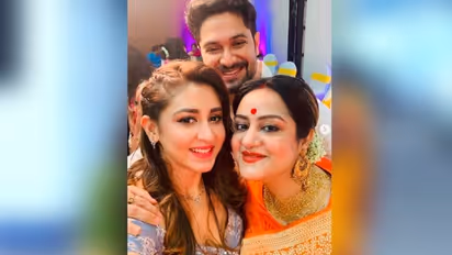 'ফাগুন বউ'-এর মহুলের দিন থেকে রাত কেমন কাটে! দেখুন ঐন্দ্রিলার ফোটো গ্যালারি