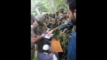 भारतीय सेना के इस जज्बे को देखकर तो पाकिस्तानी भी करने लगेंगे सलाम, प्रोटोकॉल तोड़ पेश की मानवता की बड़ी मिसाल