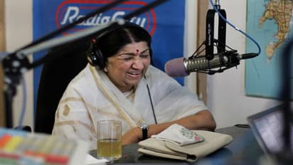 হারের বেদনায় বিরাটদের মাথায় হাত বোলালেন লতা, ধোনিকে বিশেষ বার্তা