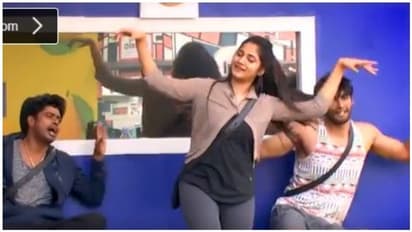 பறந்து கொண்டே பட்டாம்பூச்சி பிடிக்க கற்று கொடுக்கும் லாஸ்லியா!