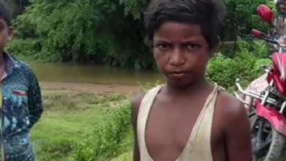 ಪ್ರವಾಹದಲ್ಲಿ ಕೊಚ್ಚಿ ಹೋಗುತ್ತಿದ್ದ ತಾಯಿ, ಮಗುವನ್ನು ಕಾಪಾಡಿದ 11ರ ಪೋರ!