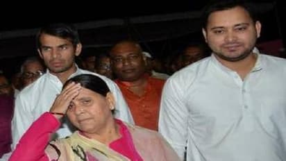 लालू के दोनों बेटों के झगड़े से नुकसान में आरजेडी, सुलह कराने आईं मां राबड़ी देवी