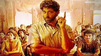 Hrithik Roshan celebrates 'Super 30' success with Anand Kumar