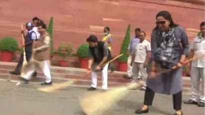 ಪ್ರಧಾನಿ ಆದೇಶ ಕಣಮ್ಮಾ: ಬೆಳಗ್ಗೆ ಬಂದು ಸಂಸತ್ತು ಗುಡಿಸಿದ ಹೇಮಾ!