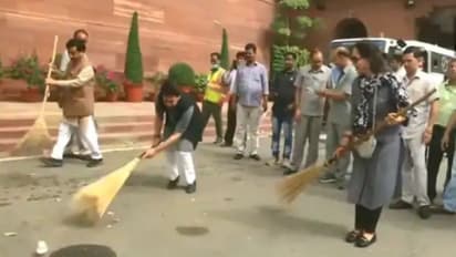 'എന്തൊരു പ്രഹസനം!'; ചൂലെടുത്ത ഹേമമാലിനിയെ പരിഹസിച്ച് സോഷ്യല് മീഡിയ