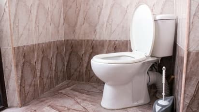 কেবল রেকর্ড গড়বেন বলেই টানা পাঁচদিন কমোডে বসেই কাটিয়ে দিলেন এই ব্যক্তি