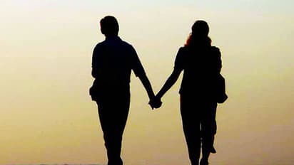 భార్య డీటైల్స్ ఇచ్చి... ప్రియురాలితో టూర్ ప్లాన్..