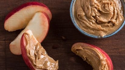 একটা আপেলের সঙ্গে দু চামচ পিনাট বাটার! উপকার জানলে আজ থেকেই খাবেন