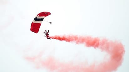 ವಿಶ್ವಕಪ್ ಫೈನಲ್: ಪ್ಯಾರಾಚ್ಯೂಟ್ ಮೂಲಕ ಬಾಲ್ ಡೆಲಿವರಿ!