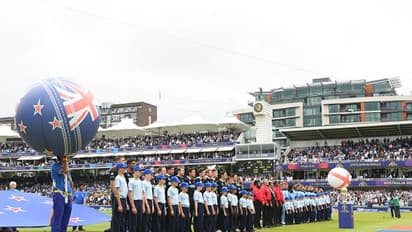 ആവേശം അല്‍പം കൂടിപ്പോയി; ഫൈനലിനിടെ മൈതാനത്തിറങ്ങി ആരാധിക ചെയ്തത്- ചിത്രങ്ങള്‍