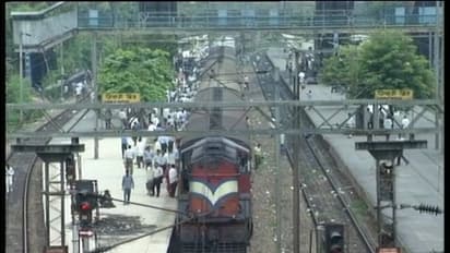 மழை வெள்ளத்தில் சிக்கிய எக்ஸ்பிரஸ் ரயிலில் 700 பயணிகள் தவிப்பு... விரையும் கடற்படை..!