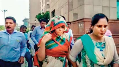 ಪತಿಯನ್ನೇ ಕೊಂದ ಮಾಜಿ ಸಿಎಂ ಸೊಸೆ ಗಿಣಿಶಾಸ್ತ್ರ ಕಲೀತಾಳಂತೆ!