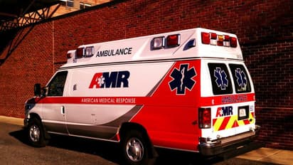 ஆம்புலன்ஸ் வாகனம் செல்வதற்காக தனது வண்டியை நிறுத்திய முதலமைச்சர் !! பொது மக்கள் பாராட்டு !!