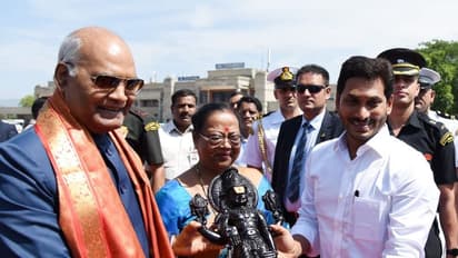 రాష్ట్రపతికి జగన్ వీడ్కోలు (ఫొటోలు)