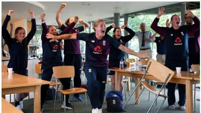 കസേരയില് നിന്ന് ചാടിയെണീറ്റ് ആഹ്ളാദ നൃത്തം; വൈറലായി ഇംഗ്ലീഷ് വനിതാ ടീമിന്റെ ആഘോഷം