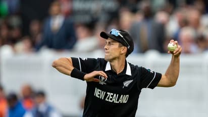 ఒంటి చేత్తో ఒడిసిపడుతూ అద్భుతమైన క్యాచ్... న్యూజిలాండ్ పేసర్ ట్రెంట్ బౌల్ట్...