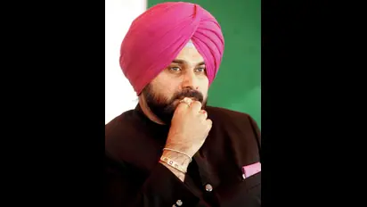 नाराज सिद्धू को कांग्रेस दे सकती है दिल्ली की कमान