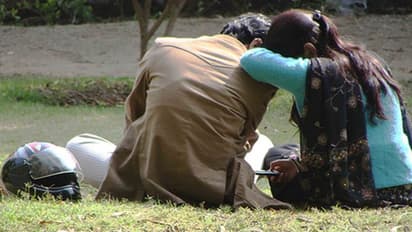 ನಡುರಸ್ತೆಯಲ್ಲೇ ಪ್ರಿಯತಮೆಗೆ ಥಳಿಸಿದ ಯುವಕ : ಬುದ್ದಿವಾದ ಹೇಳಿದ ಪೊಲೀಸರು