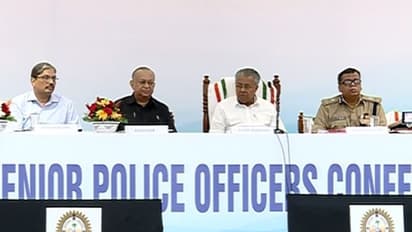 'ശബരിമലയിലെ വിവരങ്ങൾ പൊലീസുകാരില് ചിലര് മതതീവ്രവാദികളെ അറിയിച്ചു'; പിണറായി വിജയൻ