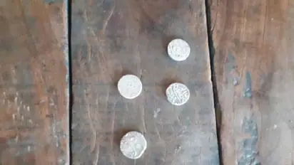 यूपी के भदोही में बारिश से ढहा मिट्टी का टीला, अंदर से निकला मुगलकालीन खजाना