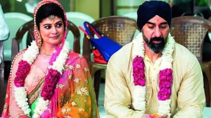 നാല്‍പത്തിരണ്ടാം വയസ്സിലെ കല്യാണം; 'കളര്‍' ഒട്ടും കുറയ്ക്കാതെ പൂജ ബത്ര