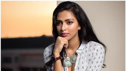 జగపతిబాబుతో అమలాపాల్ ఘాటు రొమాన్స్..?