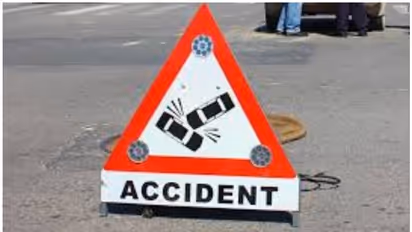 கார்- லாரி நேருக்கு நேர் பயங்கர மோதல்.. ஒரே குடும்பத்தைச் சேர்ந்த 5 பேர் பலி!!