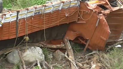 100 அடி பள்ளத்தில் தலைக்குப்புற கவிழ்ந்த லாரி... 2 பேர் உயிரிழப்பு..!