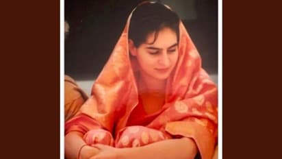 বিয়ের দিনের শাড়ি পরা ছবি পোস্ট করে জল্পনা উস্কে দিলেন প্রিয়ঙ্কা