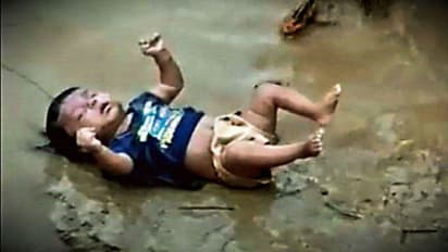 ভয়াল প্রকৃতি, ভেসে গেল তিন মাসের শিশু! এই ছবিতে তোলপাড় গোটা দেশ