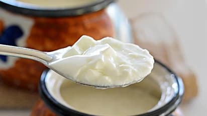 ஓவர் நைட்டில் தயிர் செய்யும் வேலையை பாருங்க..!  முகம் மினுமினுக்க இதுதான் சரி...!