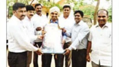 ಡಿಸಿಗೆ ರಸ್ತೆಯಲ್ಲೇ ಸನ್ಮಾನ