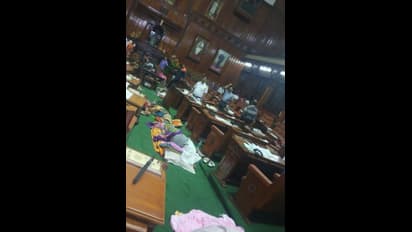 కర్ణాటక బలపరీక్షలో హైడ్రామా: ముగిసిన గవర్నర్ గడువు