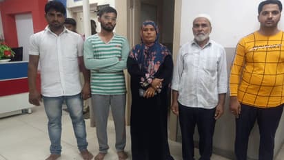 ట్రాఫిక్ పోలీసుని చెప్పుతో కొట్టిన టీఆర్ఎస్ మహిళా నేత