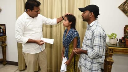 కరోనా లాక్ డౌన్: పిలిస్తే పలుకుతా... అంటూ కష్టాలు తీరుస్తున్న కేటీఆర్