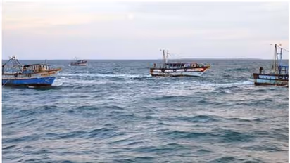 ಮುಳುಗುತ್ತಿದ್ದ ಬೋಟ್‌ನಿಂದ ನಾಲ್ವರು ಮೀನುಗಾರರ ರಕ್ಷಣೆ