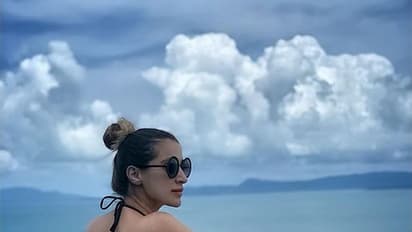 பளபளக்கும் வெல்வெட் பிகினி! காட்ட கூடாத இடத்தை காட்டி கண் கூச வைக்கும் ராய் லட்சுமி!