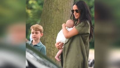 বাচ্চা কোলে হিমসিম অবস্থা ব্রিটিশ রাজবধুর, ট্রোলিং সোশ্যাল মিডিয়ায়