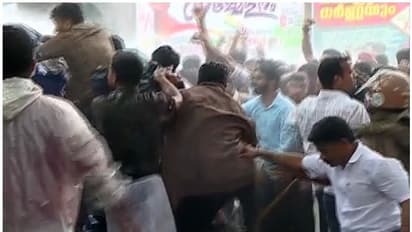 പൊലീസ് റാങ്ക് ലിസ്റ്റിലെ അട്ടിമറി; യൂത്ത് ലീഗ് പ്രവർത്തകർ കാസർകോട് കളക്ടറേറ്റിലേക്ക് മാർച്ച് നടത്തി