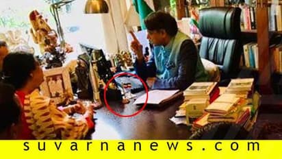 ಏನ್ರೀ ತರೂರ್: ಕಾಂಗ್ರೆಸ್ ನಾಯಕನ ಫೋಟೋಗೆ ನೆಟ್ಟಿಗರು ಗುರ್!