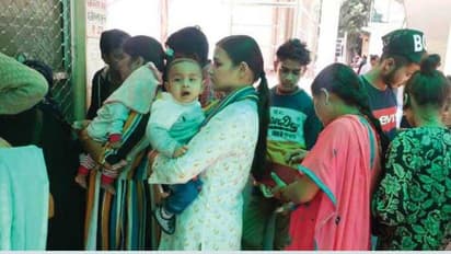 ಶ್ರೀ ಸಾಮಾನ್ಯರಂತೆ ಸರ್ಕಾರಿ ಆಸ್ಪತ್ರೇಲಿ ಕ್ಯೂನಿಂತು ಮಗುವಿಗೆ ಚಿಕಿತ್ಸೆ ಕೊಡಿಸಿದ DC ಪತ್ನಿ