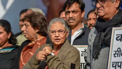 निगमबोध घाट में 2.30 बजे  ‘दिल्ली की शिल्पी’ शीला दीक्षित का अंतिम संस्‍कार, श्रद्धांजलि देने उमड़े लोग