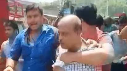 आक्रोशित बाढ़ पीड़ितों ने सीओ को दौड़ा दौड़कर पीटा, वीडियो वायरल