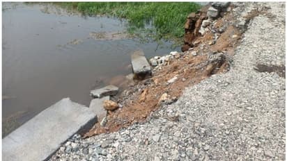 ಕೋಲಾರ: ಜಲ್ಲಿ ಲಾರಿಗಳ ಹಾವಳಿಗೆ ಗ್ರಾಮೀಣ ರಸ್ತೆಗಳು ಹಾಳು